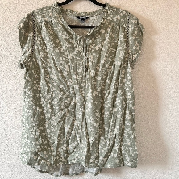 BUFFALO Dixie Floral 1/3 Button Pop On Top Women Size Medium - Picture 6 of 14